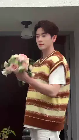 Thừa Lỗi updated DY “Nhật ký hành trình tình yêu”. Ảnh cầm 💐 đến tặng mấy ní đây !! #thualoi #chenglei #xuhuong 