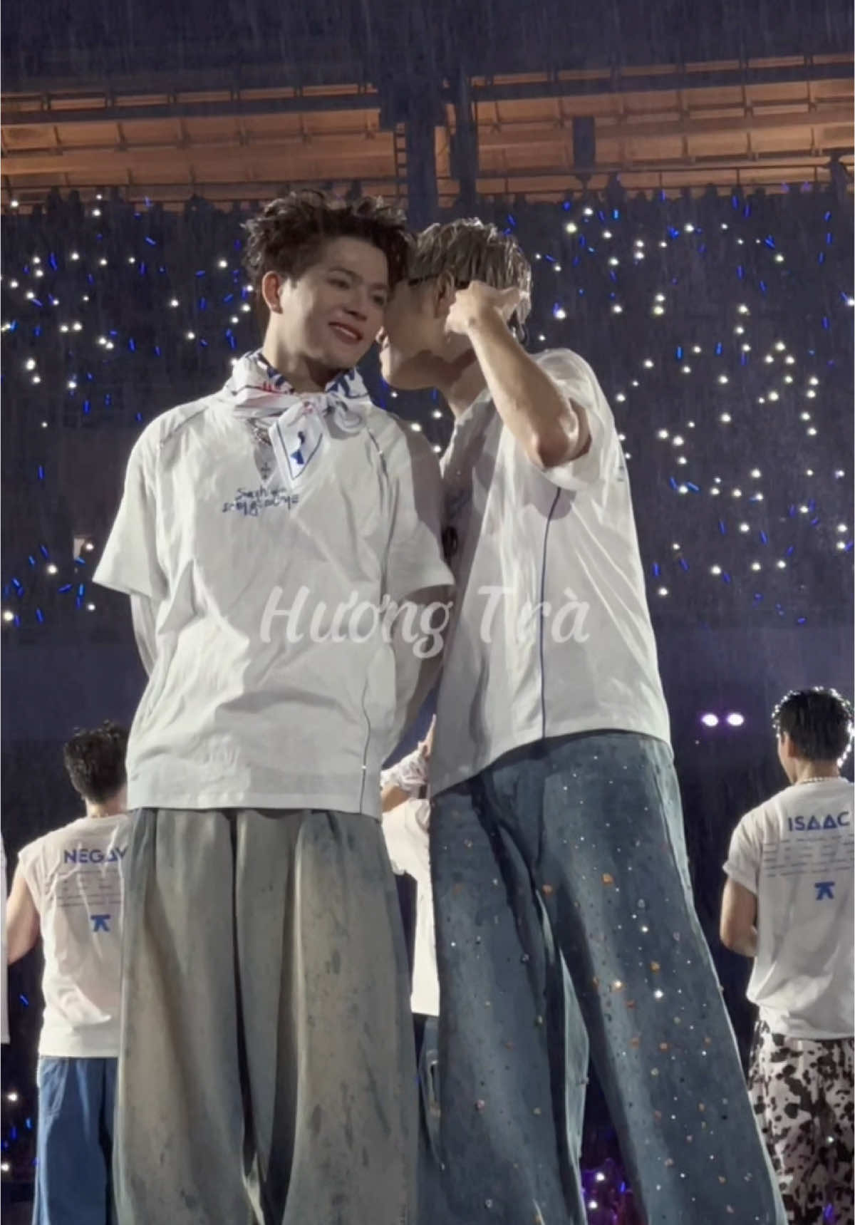 Mặc dù tớ rất mỏi tay mỏi chân, mắt đỏ hoe vì nước mưa, nhưng tớ vẫn cố để quay được chiếc video này🥺 vì tớ biết không biết bao lâu nữa tớ mới được nhìn lại hai bạn trong concert như thế này. Đây là concert cuối rồi nên tớ không muốn bỏ lỡ một khoảnh khắc nào của hai bạn. #rhycap #rhyder #captainboy #htraf07 