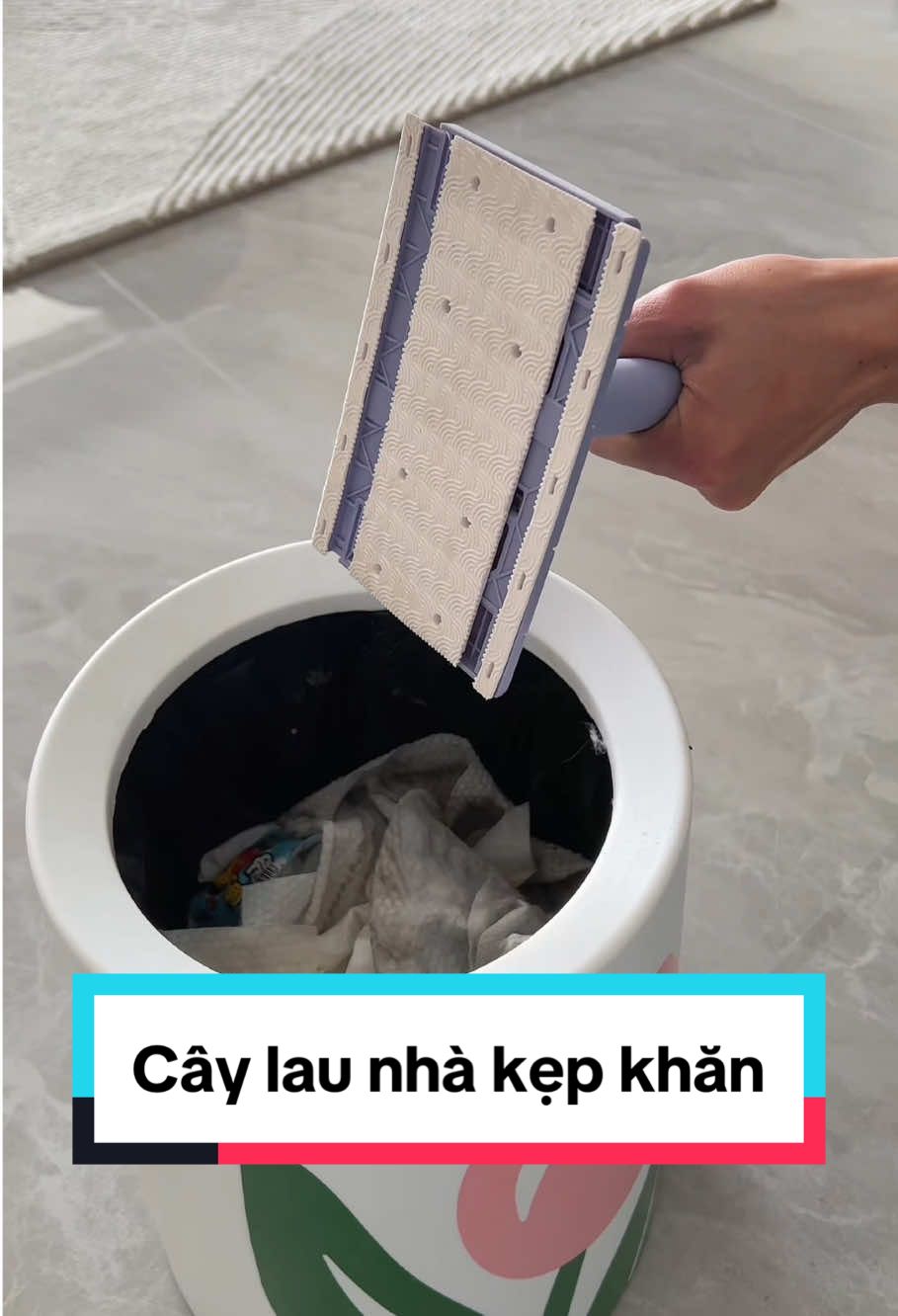 Với cây lau nhà kẹp khăn nhỏ gọn này. Bạn có thể sử dụng khăn và giấy ướt cũ để tái sử dụng, cũng rất thuận tiện để vệ sinh những nơi trên cao #giadungtienich #giadungtienloi #taphoadaudau #caylaunhathongminh #caylaunhakepkhan 