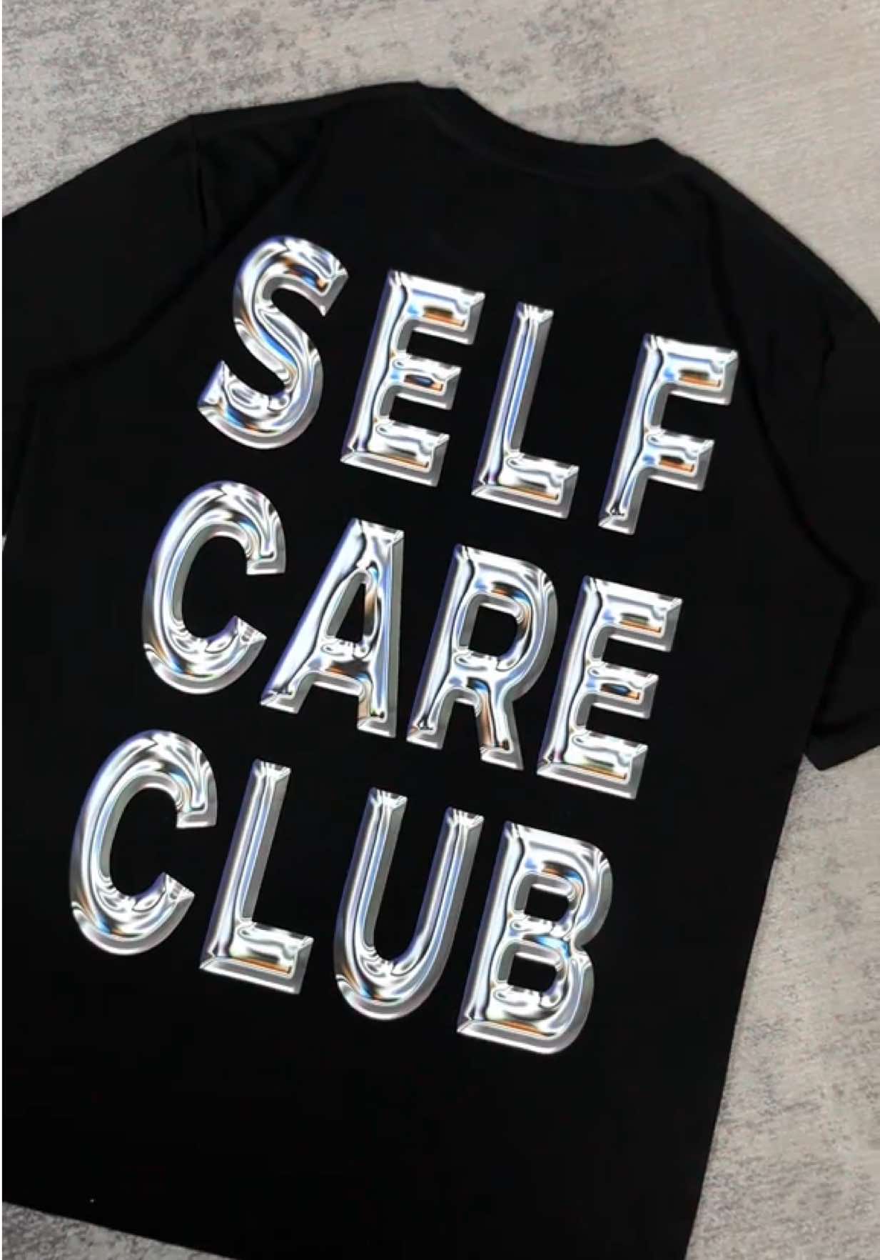 Lagi butuh reminder buat sayang diri sendiri? 🤔 Kaos Self Care Club dari WRLDSTUDIOS siap nemenin hari-harimu. Simple, keren, dan penuh makna! 👀💫✨ #WRLDstudios #outfitinspo #outfitinspiration #outfitideas #kaoscowok #boxyoversize #kaosdistro 