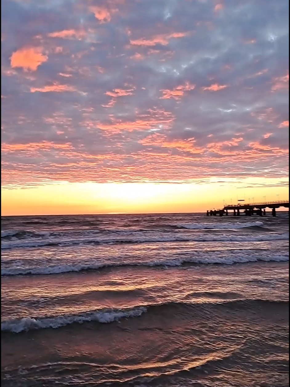 #gutenmorgenihrlieben☕🥰  #schönenmuttertag #frühaufsteher #morgenröte #beautifullcolor #farbenfroh #himmel #colorful #sonnenaufgang #sunrise #usedom #ostsee #küste #insel #beach #sky 