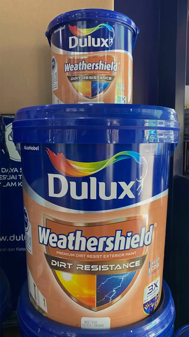 Lindungi dinding rumahmu dari panas, hujan, dan debu dengan Dulux Weathershield Dirt Resistance! Dengan teknologi khusus DirtGuard, cat ini mencegah kotoran menempel & memudahkan pembersihan — rumah tetap bersih & warna awet seperti baru! Keunggulan: 	•	Tahan cuaca ekstrem (panas & hujan) 	•	Anti jamur & lumut 	•	Warna tahan lama, tidak mudah pudar 	•	Mudah dibersihkan 	•	Lapisan kuat dan elastis Tersedia ukuran: 	•	2.5 Liter & 20 Liter Warna bisa pilih sesuai kebutuhan! Cocok untuk kamu yang ingin tampilan rumah luar selalu bersih dan rapi tanpa sering cat ulang! Order sekarang, stok terbatas! Contact me : 085778034473  #fyp #bangkalan #madura 