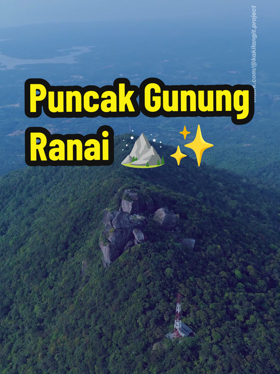 Langit cerah membentang di atas Gunung Ranai… Dari ketinggian, pesona Natuna terlihat begitu megah ☀️⛰️✨ #GunungRanai #NatunaIsland #LangitCerah #DroneView #DJIMini4Pro #ExploreIndonesia #AerialView #KeindahanAlam #PesonaNatuna #FYPIndonesia #TravelVibes