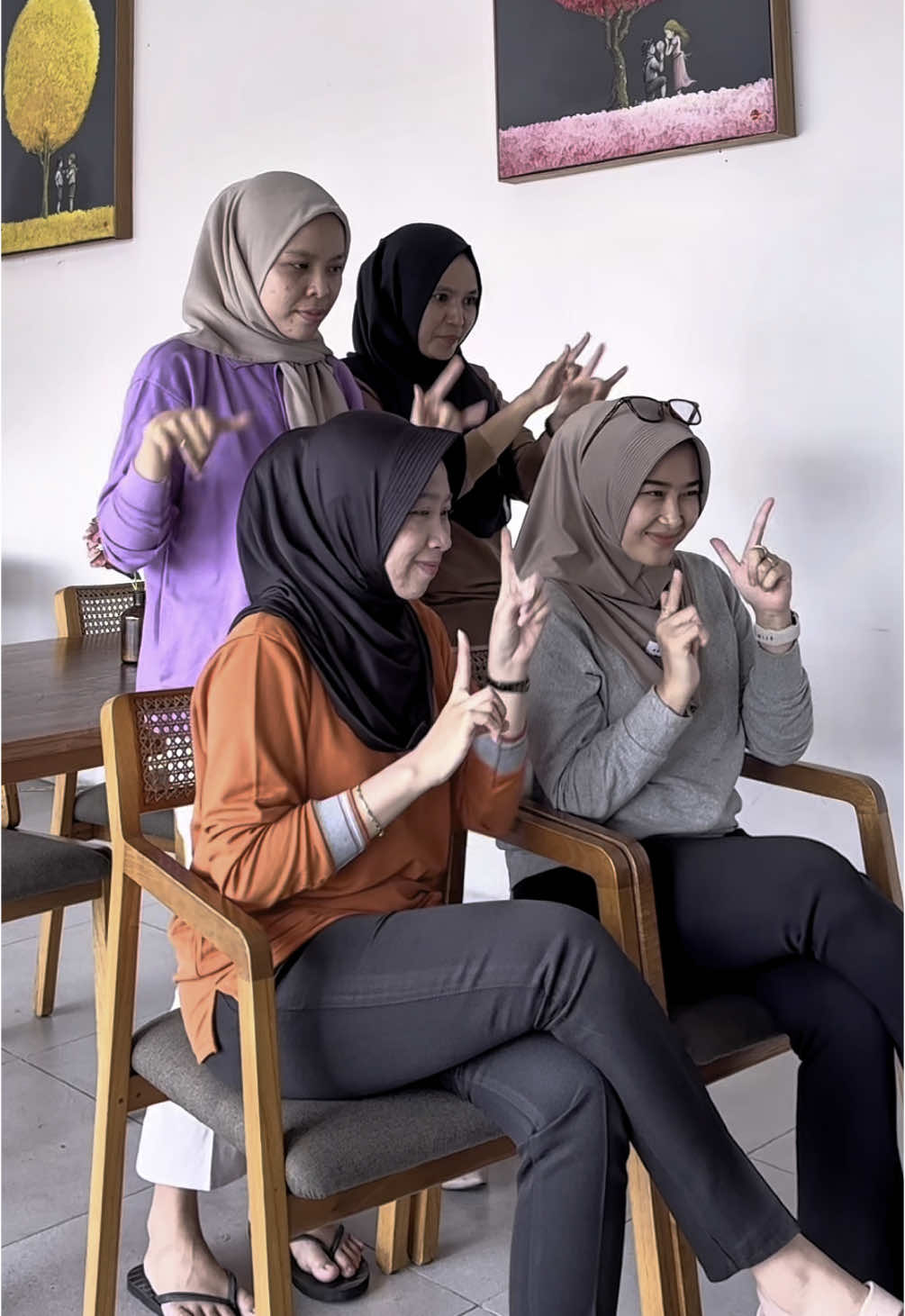 Temen kalian ada yang kaya gini ga? Asik sih, tapi gabisa diem🫢🫢