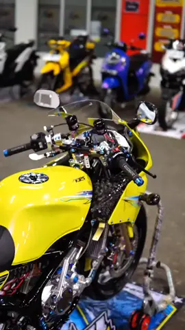 kuningnya cinta . . #ninjarr150 #ninjarr #ninjarrold #ninjarrmodifikasi #ninjarrnew 