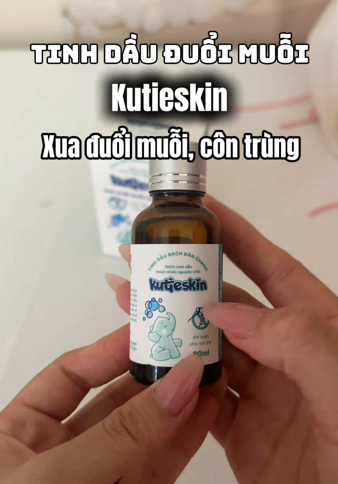 Mới đầu mùa muỗi chân con đã toàn hoa văn rồi nên phòng vẫn hơn nha các mom #huonggiangmecoca #tinhdauduoimuoi #kutieskin #mebimsua 