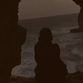Kemarin dan Kini Yang dulu saling tertawa, kini ketika bertemu mendadak jadi diam seribu bahasa. Yang dulu saling menggenggam erat, kini berusaha untuk saling melepaskan. Yang dulu tak pernah tak satu hari pun berhenti bicara, kini mengucapkan satu kalimat saja tidak bisa. Yang dulu selalu menjadi tempat bercerita, kini secuil kabarnya pun tak ada. Yang dulu paling tahu di mana letak cacat hidupmu, kini tengah terlihat bahagia mencintai kekurangan pasangan barunya. Yang dulu menjadi tokoh utama untuk segala kenangan bahagia di kepala, kini menjadi tokoh utama yang paling menorehkan luka ketika aku mulai memejamkan mata. Tentang mu sudah terbawa desiran pasir dilaut pasang, tersapu dobaran ombak hanyut seperti senja kelam. Aku ikhlas walaupun rasanya sesak menyayat. Sebisa mungkin aku menyembunyikan derai air mata dibalik senyuman kala mendengar kabar mu sudah bahagia dengan nya. Sedangkan aku memilih tuk sendiri,mengumpulkan serpihan kenangan,menyulam kembali senyum sendu,dan kembali mengumpulkan puing-puing harapan yang sempat hancur lembur tuk kesekian kali, sembari merajut rindu. Rasanya patah hati ini sudah hal yang wajar ketika hati mulai takut kehilangan. Rasanya perjuangan yang sia-sia ini memang sudah ditakdirkan berkepanjangan,tak tau dimana titik akhirnya. . ib:@𝐅𝐚𝐲𝐳𝐚𝐚 آل  #capcut  #perpisahan#sastra#tulisantangan#dialog#syair#aksara#diksi#puisi#viral#trending#fyp