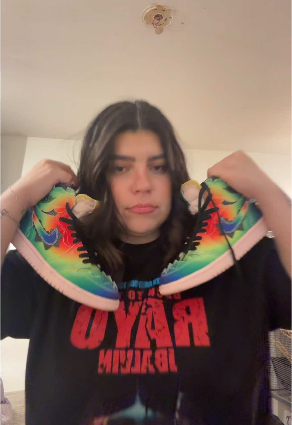 yo llegando a casa después del concierto de @J Balvin después de esperar que me subiera a la tarima con estos zapatos ☹️😫👟 Todavía te quiero José 💕