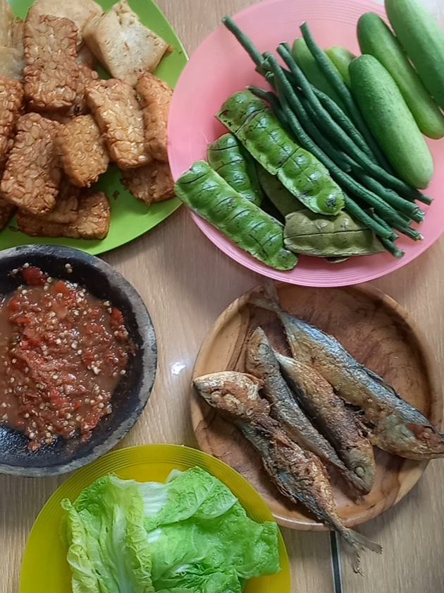 ini makanan yang bisa bikin nambah berkali2 🤤 #makan #khassunda #sunda #jawabarat #makanankhassunda #marimakan #nasiliwet #ikanasin #lalapan #tahutempe 