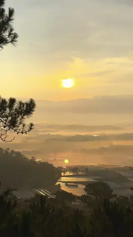 Đồi Đa Phú Đà Lạt sớm nay..11/5 Những ngày chớm mùa mưa của TP sương mù..Lên đà lạt ngay thôi mn ơi do dự trời mưa mất.🤨 #sănmây #HoàngsănmâyDalats #sanmaycaugo #dalat #chill #th #xh #tamtrang #sanmaycaudatdalat😘 #sanmaydalat 