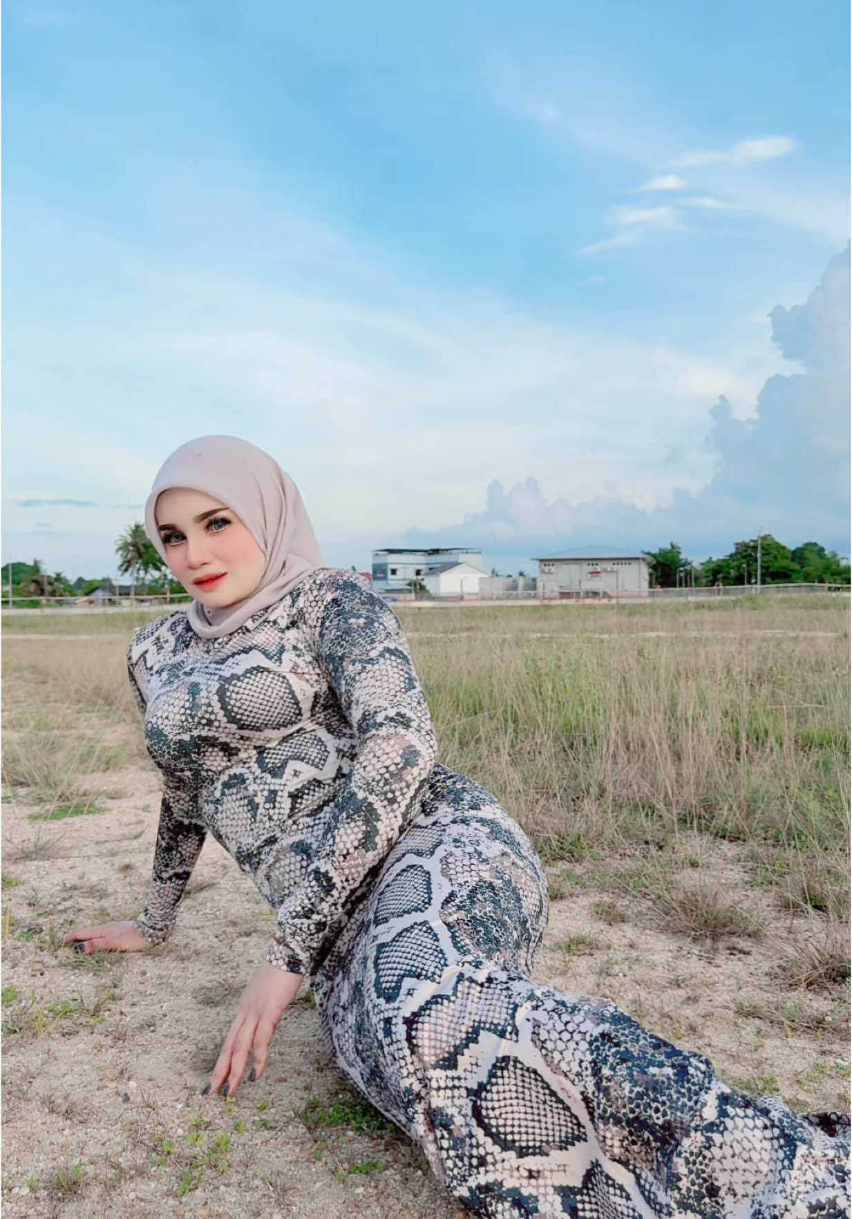 tepi sikit… nok lalu ni