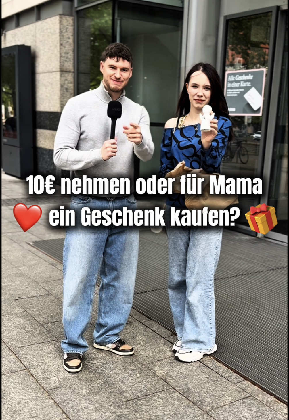 10€ nehmen oder für Mama etwas kaufen? ❤️ #straßenumfrage #muttertag #mitdenjungz 