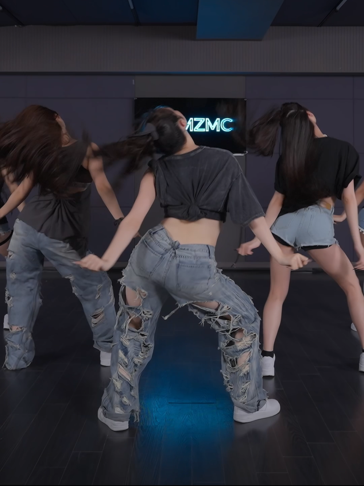 VVS 븨븨에스 'Purrfect' Dance Practice (Moving Cam Ver.) ㅤ 🔗 https://youtu.be/xy0pWshqMAc ㅤ #VVS #븨븨에스 #DIMM #VVS_DIMM #Purrfect