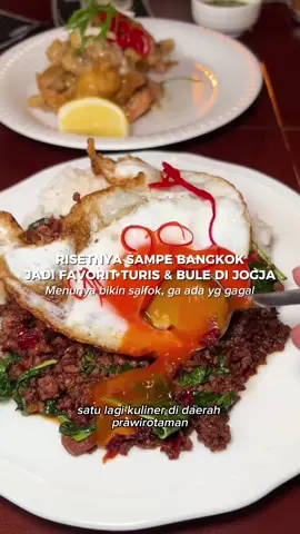 Asik juga ternyata makan disini. Nambah satu lagi kuliner di prawirotaman yang bikin salfok soalnya konsepnya kayak warung tapi santai dan yang dateng kebanyakan bule sama gen Z jogja. Lagi naik daun bgt di jogja soalnya makananya menarik dan tempting kayak pad kra paonya ini yg telurnya bikin story kalian estetik 😂  Menariknya mereka dapurnya kliatan jadi kita bisa liat mas mbaknya masak dan menurutku presentasinya beneran dipikiran banget sih. Sampe kalap bakalan balik kesini lagi nyobain udang sama pad kra paonya ini layak dicoba sih. Ada yg pernah coba? Noom Prawirotaman #melipirkulineran #kulinerjogja #jogja #kulinerjogjakarta #padkrapao #thaifoods #kulinerjogjamurah #jogjafood #kuliner #placetogojogja #noomprawirotaman #kulinerindonesia #kulinerjogya 