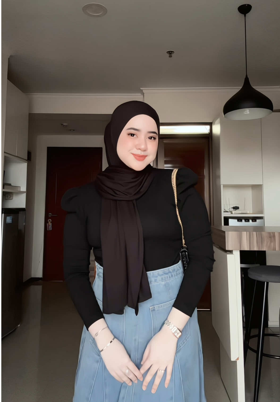 bikin keliatan tinggi + kurus ya make ootd rok begini🫣🖤 #rokjeans #rok #ootdrok #jeansoutfit #rokwanita #rokviral #lassiealphajeans #OOTD #ootdhijabstyle 