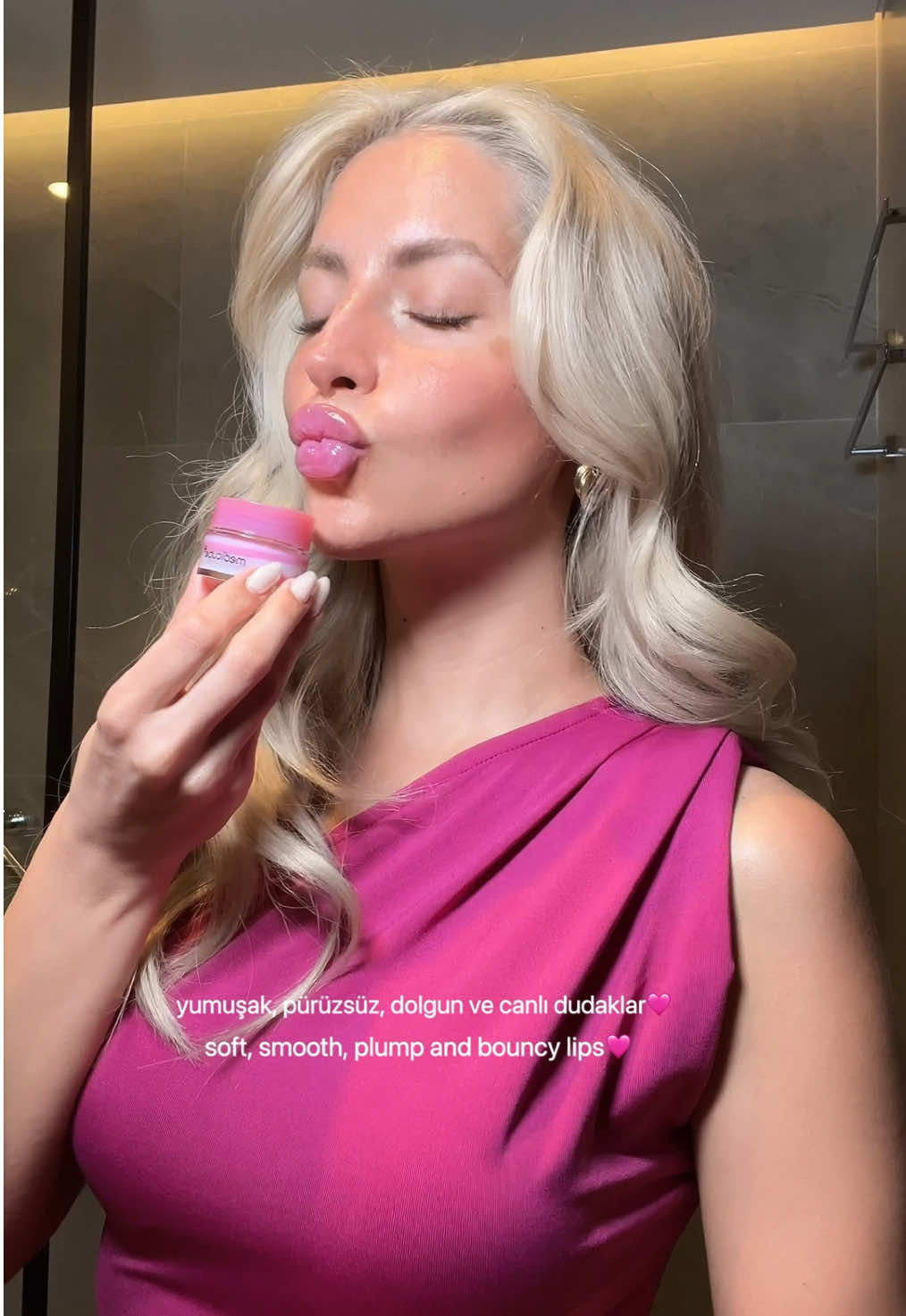 Candy glow lips<33 🍭🤤👄🩷 @medicube global @메디큐브 medicube @medicube US Store Marka göründüğü için reklam. Videoda iş birliği ve/veya PR hediyesi bulunmamaktadır. #medicube #medicubepdrnlipsleepingmask #medicubepdrn #medicubelipmask #lipsleepingmask #medicubelipsleepingmask #pdrnlipsleepingmask #medicubepdrnlipmask #medicubesleepingmask #pdrn #salmondna #salmondnaskincare #somondna #skincare #skincareroutine #skincareproducts #koreanskincare #ciltbakımı #koreciltbakımı #dudakmaskesi #pdrndudakmaskesi #kbeauty #kbeautyskincare #kbeautyproducts #viralkbeauty #juicylips #lipcare #dudakbakımı @‧₊˚ ᴍᴇᴅɪᴄᴜʙᴇ ᴊᴘ  ⋆⁺ @medicube Việt Nam @medicube Malaysia @MEDICUBE.TH @medicube_SG 