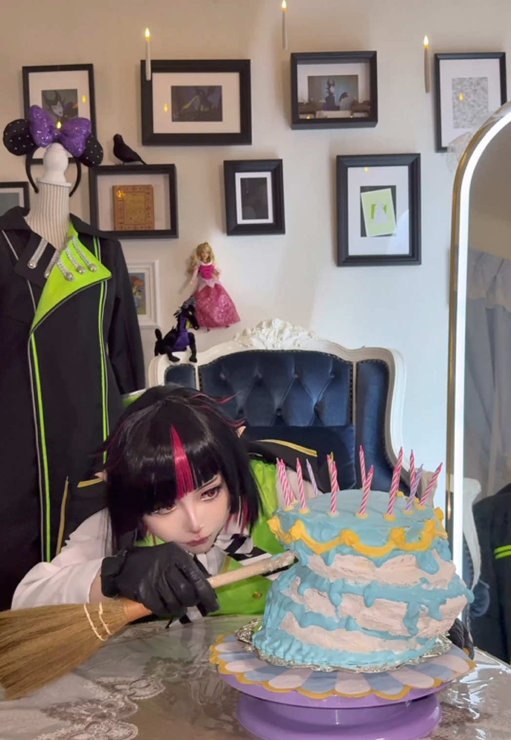 シルバーの誕生日が待ち遠しいの〜🎂 愛を沢山込めて作った力作のケーキじゃ🩵🩷 〖シルバー誕生日前前前前前夜祭〗 #リリア・ヴァンルージュコスプレ #ツイステコスプレ 