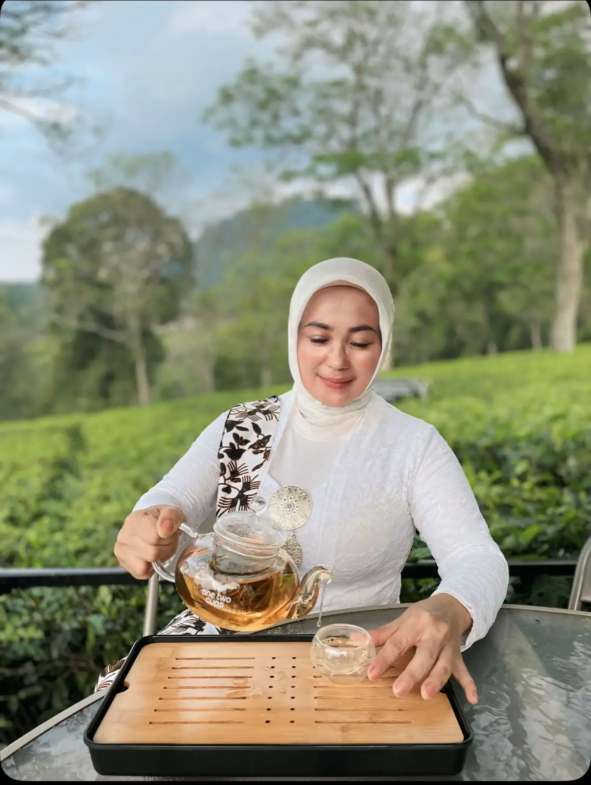Sesekali Minum Teh Bagi Pecinta Kopi ,  Ga apa2 kali yah  Yuk Pencinta Teh ngumpul sini Kalo Pecinta Teteh ngumpul juga ga ya?😁 #teh #tehlover #tehlovers #nellyfatma #nellyfatmaelsis #kebayasunda #kebayacantik #kebayaputih #kebayaputihmodern #inspirasikebayamodern 