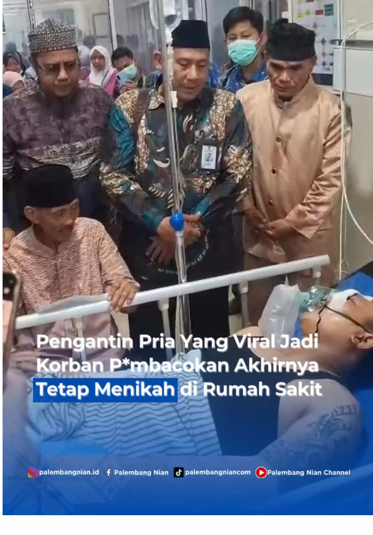 Disaksikan pihak keluarga, Ahmad Handa (30 tahun) calon pengantin pria yang dibacok di hari pernikahannya, menjalani akad nikah di IGD RSUD Palembang Bari, Minggu (11/5/2025). Ahmad dinikahkan dengan istrinya yang bernama Farida Aryani oleh penghulu dari KUA setempat dan dihadiri oleh keluarga kedua mempelai. Sebelumnya, Ahmad diserang saat baru turun dari mobil untuk melangsungkan akad sekaligus resepsi pernikahannya di  Jalan Panca Usaha, Kecamatan Seberang Ulu I, Palembang. Selain membacok korban, ada juga pelaku yang melepaskan tembakan udara. Para pelaku saat ini masih buron.  Kabar menikahnya korban dan sang istri di IGD rumah sakit dibenarkan salah satu keluarga yang ditemui di rumah mempelai wanita. “Iya sudah (ijab qabul) dinikahkan di rumah sakit, sudah tercatat di KUA. Untuk acara tadi makan-makan untuk tamu tetap berjalan,” ujar sumber tersebut yang enggan disebutkan namanya. Pasca sah dinikahkan korban Ahmad kemudian dirujuk ke rumah sakit umum pusat, Muhammad Hoesin untuk mendapatkan perawatan lebih lanjut. Camat Seberang Ulu I, Hijrun juga membenarkan kalau calon pengantin pria yang dibacok sudah dinikahkan oleh KUA. “Informasi dari Kepala KUA memang ada. Tapi korban masih di rumah sakit belum pulang,” katanya. Sumber : Tribun Sumsel #RedaksiPalembangNian #PalembangNian #MediaPalembangNian #MediaIndonesia #MediaPalembang #MediaSumsel #MediaWongKito #Plglipp #PalembangUpdate #PalembangEksis #PalembangTerkini #PalembangInfo #Palembang #Sumsel #SumateraSelatan 