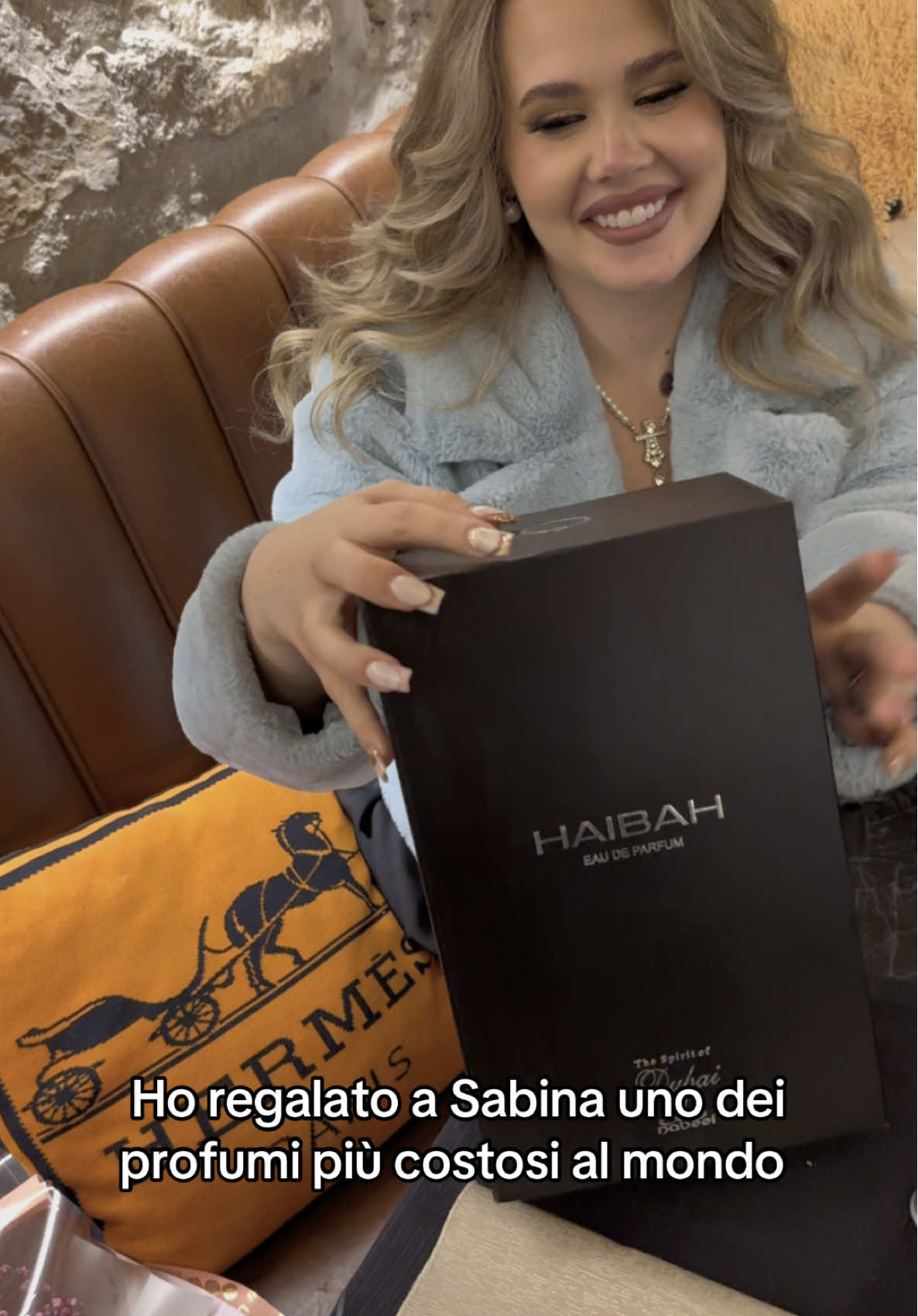 Ho regalato a Sabina uno dei profumi più costosi al mondo ❤️ Profumo @The Spirit of Dubai  Sorpresa  al ristorante @La baita braceria 🥩 