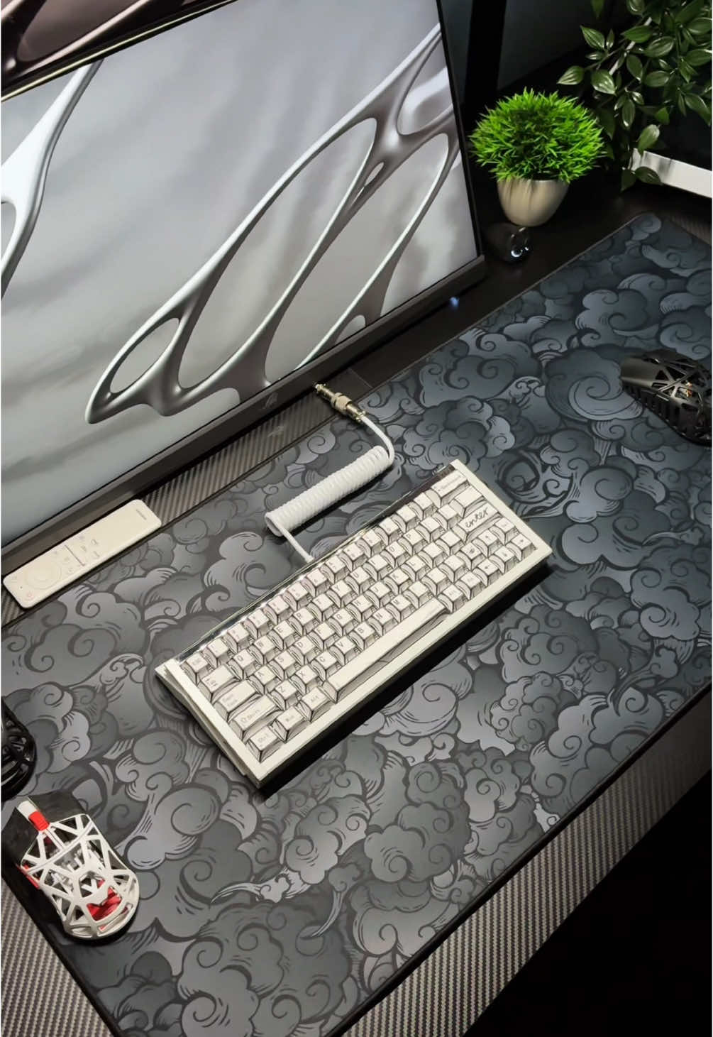 @mykeybrd Cloud Black mousepad☁️,the design and quality of this cloth mousepad is amazing,make sure you don't miss it!🙌🏽Link in bio🔗 #mykeybrd #mousepad #techtok #italia #GamingSetup #gamingdesk #setupinspiration #cleansetup #creatorsearchinsights 