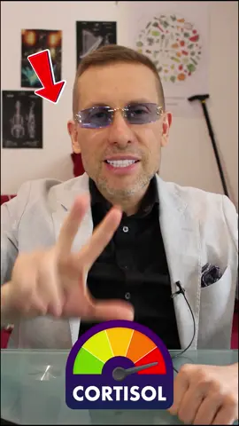 Scopri i 3 segnali che il tuo corpo ti sta inviando quando i livelli di cortisolo sono troppo alti! Il Dottor Zanetti, biologo nutrizionista, ti spiega come riconoscere l'ormone dello stress fuori controllo e quali sono i campanelli d'allarme più comuni (e uno che quasi nessuno conosce!). Se soffri di insonnia, fame nervosa o stanchezza cronica senza motivo apparente, questo video fa per te. Guarda fino alla fine per capire come identificare questi segnali cruciali per la tua salute. Scrivi nei commenti se riconosci qualcuno di questi sintomi e seguimi per non perdere i prossimi video sul benessere!  #nutrizionista #virale #salute #stress #cortisolo