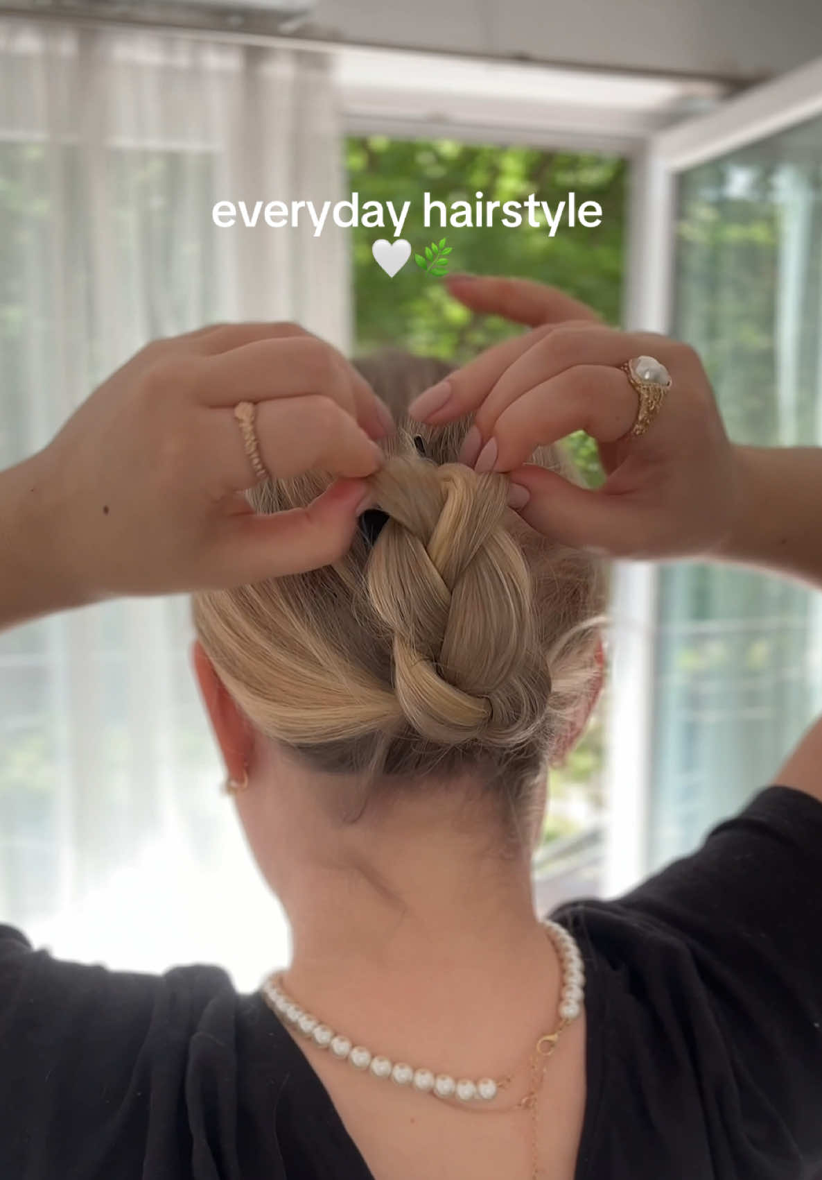 a lovely hairstyle that fits perfectly for the warm days 😌🍃 #hairtok #hairstyletutorial #easyhairstyles #clawclip #clawcliphack #everydayhairstyle #hairstyleideas #clawcliphairstyles 