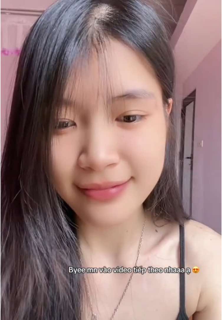Do mình ở với bà ngoại từ bé nên đến lớp 5 mắt mình hơi mờ m mới bảo bà nhưng bà tưởng bt nên bảo k việc gì m Cx chủ quan đến năm lớp 8 ông mình mất thì mới nặng hơn bà hàng xóm nhìn kĩ mình thì mới bảo cho đi khám thử thì đi khám  Lúc đấy mắt mình nặng rồi k còn để chữa nữa nhưng mắt vẫn đen bình thường bs bảo mỗ vì m bị viêm đáy Bồ đào nặng k thể chữa đc nữa pt để k bị lan sang bên còn lại thôi .. Từ đấy mình pt xong là k thấy nữa về đc tuần là bị bong võng mạc có vết rách lại ra mổ nữa để bơm dầu silicon 6 tháng sau là rút dầu là từ đó mắt trắng và teo đau đi đi lại …. Từ đấy mắt xấu mình tự ti k muốn đi đâu hay gì cả nhưng từ khi biết đến @Trung Tâm Mắt Giả Việt Nam thì được làm mắt xinh như này nè  Mắt mình do kích ứng nên phải mổ lần nữa nữa để phủ kết mạc và đặt mắt lên trên đó từ đấy mắt mình xinh hơn nè k còn tự ti và tự tin hơn trước đám đông hơn ạ  Từ mắt mình trên mình mong mn chú ý đến mắt của mình hơn và theo chỉ định 2 năm khám 1 lần ạ 🥰 cảm ơn mn rất nhiều ạ hiiii #mắtgiảthẩmmỹ #khuyettat #đaumat #xuhuong 