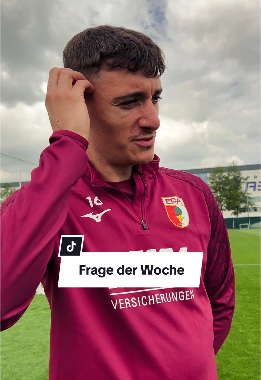 Das was Noki am Ende sagt! 🫶 Eigentlich setzen doch alle Mamas auf ihre Jungs – und umgekehrt natürlich genauso: In diesem Sinne, schönen Muttertag! 💐 #FrageDerWoche #FdW #FCA #FCA1907 #fcaugsburg #Bundesliga 