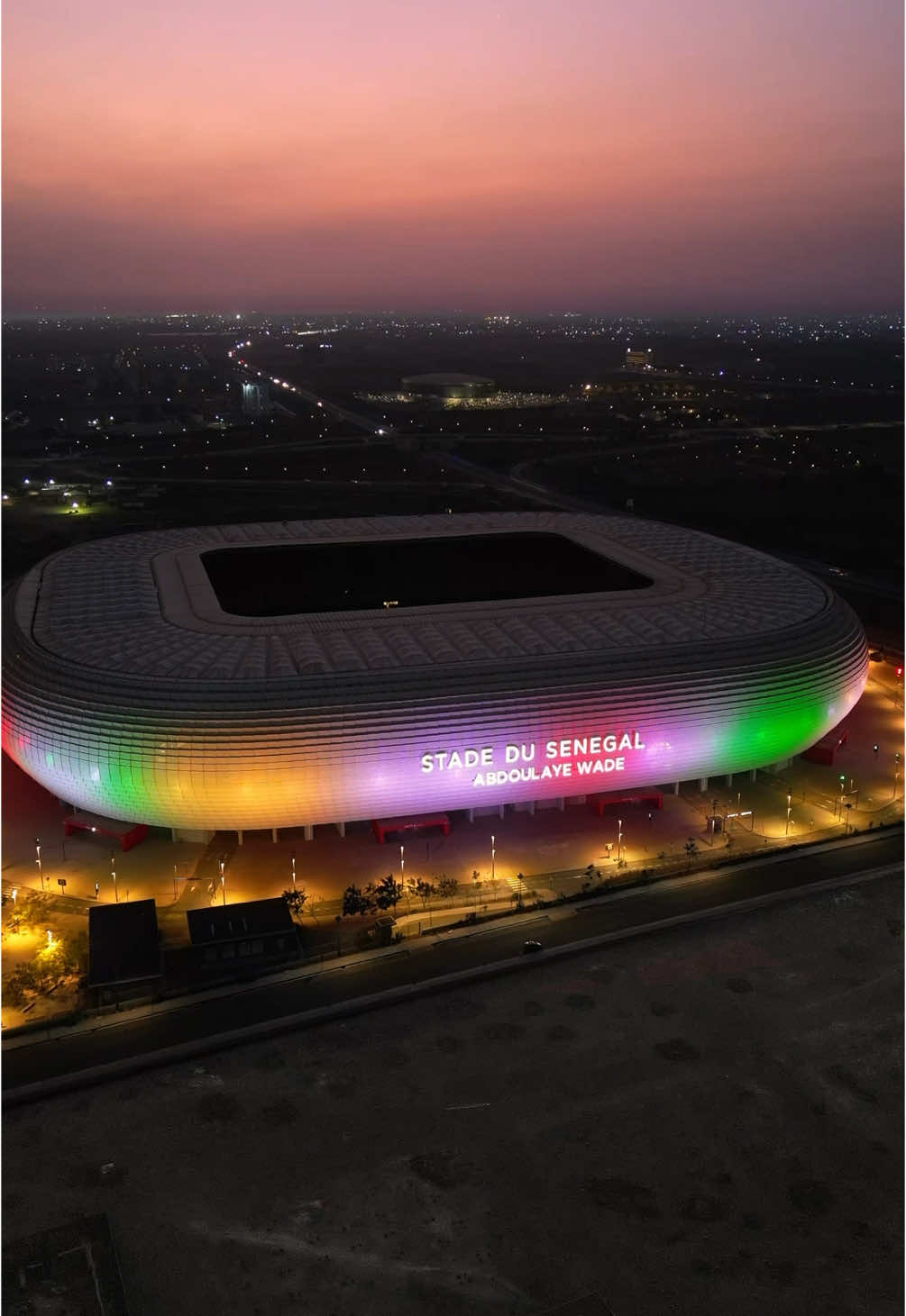 🇸🇳¡El cielo de Senegal me cautivó! . . Stade Abdoulaye Wade, una estructura moderna y vanguardista que domina el paisaje de Diamniadio. Inaugurado recientemente, este estadio de gran capacidad es un orgullo nacional.  . . . #StadeAbdoulayeWade #Senegal #Dakar #Diamniadio #EstadiosDelMundo #FootballStadium #Africa #ViajesPorElMundo #DroneVideo #Aventura #DeporteRey #SoccerLover #TravelGram #InstaTravel #AtardeceresDeSenegal #PuestaDeSol #GoldenHour #ArquitecturaDeportiva #NewStadium #exploreafrica 