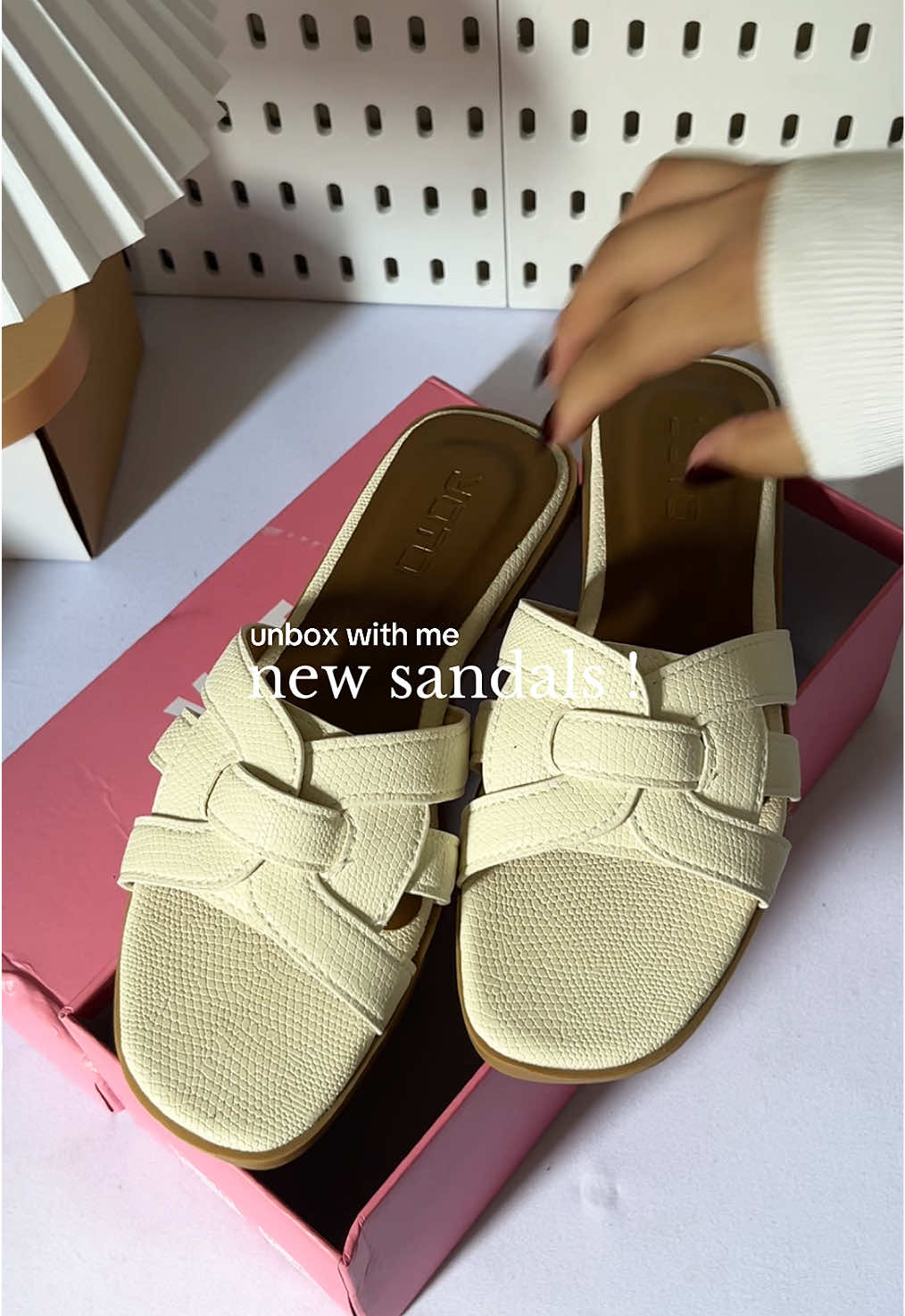 new sandals alert from @YOTO 💫💯❤️#sandals #flatsandals #sandalsforwomen #footwear #yotosandals #unboxwithme #unboxing #flatsandalsforwomen #slippers #sandalsrecommendations 