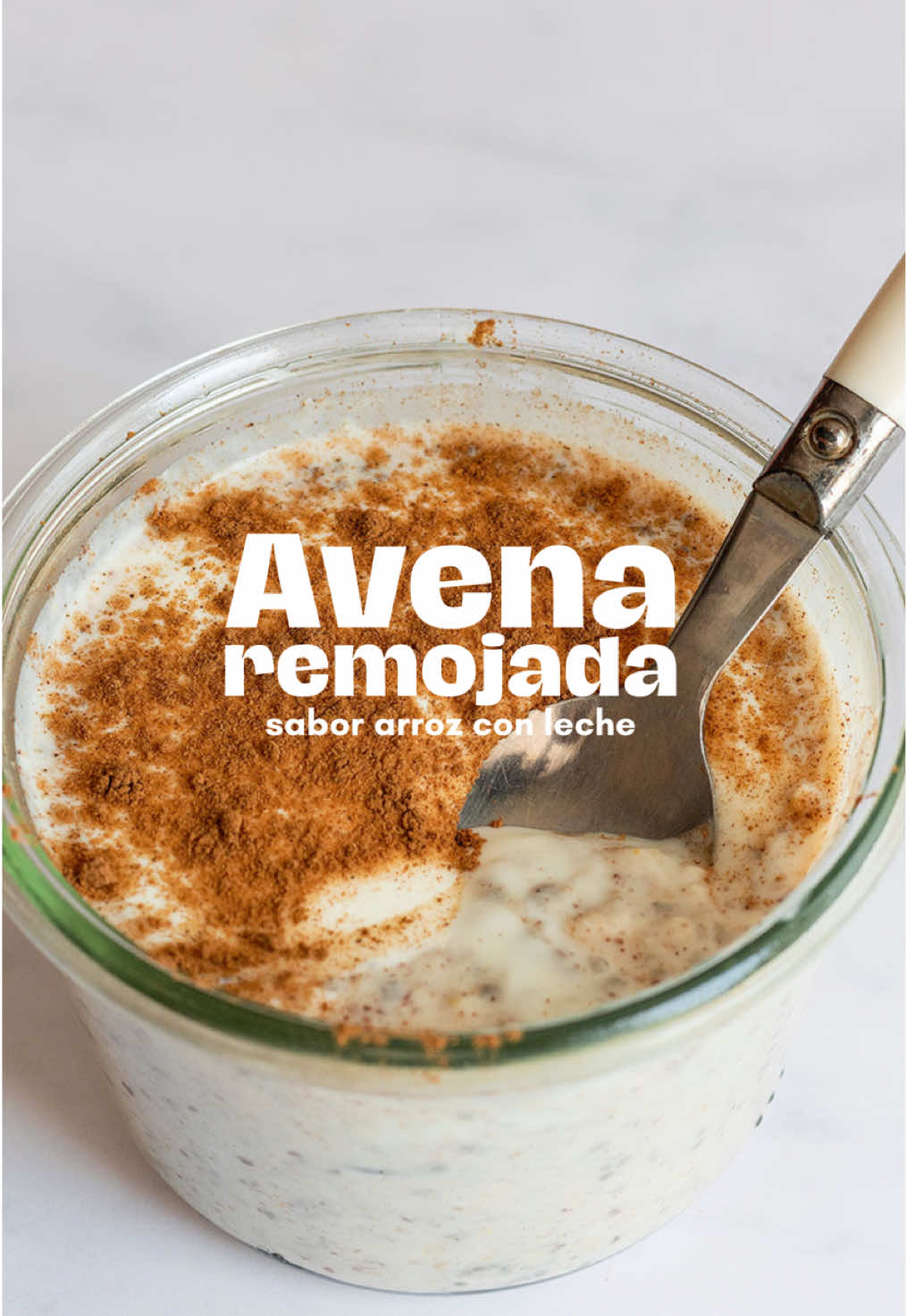 ⬇️Déjate el desayuno listo⬇️ 😋OVERNIGHT OATS o AVENA REMOJADA {sabor arroz con leche} ✨ Puedes prepararlo para varios días ✨ Rico en proteína, fibra y omega3 ✨ Muy saciante ⁠ 📝INGREDIENTES 1 bol 1/3 vaso de avena 2/3 vaso de leche o bebida vegetal 1 cda. de chía (opcional) 1 cda. de lino (opcional) SABOR ARROZ CON LECHE 1/2 cdta. de canela 1 peladura de limón 3 cdas. de yogur natural ➡️En un bol o vaso mezcla la avena, la leche, la chía, el lino y la canela. ➡️Añade la peladura de limón y deja en la nevera al menos 2h o toda la noche para que la avena y las semillas se hidraten y quede cremoso.  ➡️Por la mañana retira el limón y ponle la capa de yogur y la canela por encima. Ya está listo para desayunar.  #comidareal #avena #avenaintegral #desayunossaludable #arrozconleche #canela #recetasfaciles #desayuno