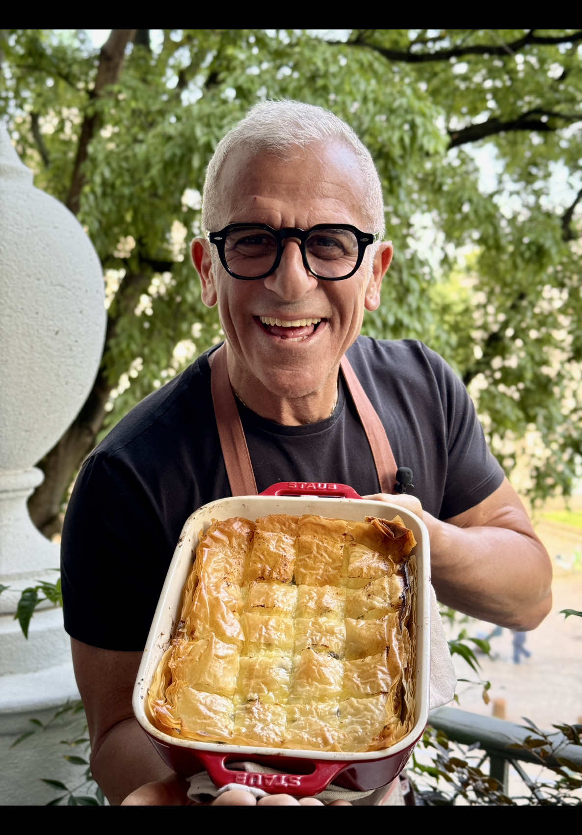 🧑🏼‍🍳 @Chef Max Mariola brings us into Albanian and Balkan cuisine. Today's star? Byrek!🤤 Layer after layer of phyllo dough, it comes in both a savory and a sweet version-like today's. A dish a day, and every dish tells a story. Tie on your aprons... the Giro has only just begun!🍽️🚴 Un altro tuffo nella cucina albanese e balcanica. Il protagonista del giorno? Il byrek!🤤 Strato dopo strato di pasta fillo, ha una versione salata e una dolce, come quella di oggi. 🍽️🚴 Ogni piatto una storia. Allacciate i grembiuli... il Giro è appena cominciato!  #GirodItalia #ricette