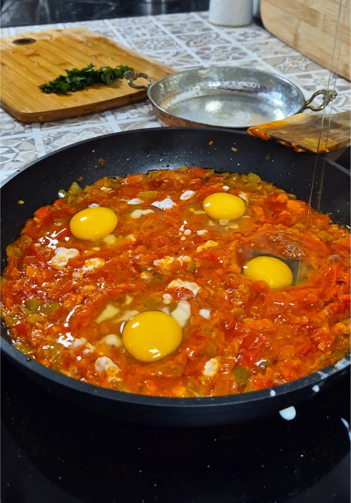 Menemen Rezept – Türkisches Frühstück mit Ei 😍 Zutaten (für 2 Personen): 1 Zwiebel 2 türkische Spitzpaprika ca. 5 aromatische Tomaten 1 EL Tomatenmark Brat-Olivenöl (nach Gefühl) Butter 1 Schluck Wasser (nach Bedarf) 4 Eier Salz Pfeffer Chiliflocken (Pul Biber) Frische Petersilie Beschreibung: Zwiebel und Spitzpaprika fein schneiden. In reichlich Brat-Olivenöl und etwas Butter goldbraun anrösten. Dann die gewürfelten Tomaten dazugeben und einige Minuten köcheln lassen. In der Mitte der Pfanne eine Mulde machen, Tomatenmark hineingeben und kurz anrösten. Einen Schluck Wasser dazugeben, gut verrühren und alles nochmal leicht einkochen lassen, bis eine sämige, leicht zerdrückte Masse entsteht. Mit Salz, Pfeffer und Chiliflocken würzen. Nun 4 Eier hineinschlagen, bei niedriger Hitze kurz stocken lassen und dann vorsichtig verrühren – nicht zu lange garen! Zum Schluss mit frisch gehackter Petersilie und optional etwas Pul Biber toppen. Dazu passt perfekt: frisches Brot und ein Glas türkischer Tee oder Kaffee. #menemen #frühstück #türkischesfrühstück #eggrecipes #einfachundlecker #halal #rezeptideen #rezept #vegetarisch #frühstück #turkishbreakfast #kochen #pfannengericht 