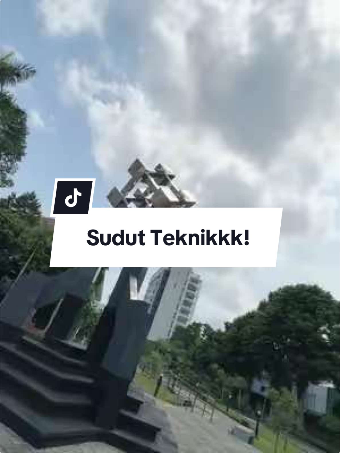 #SudutUGM kali ini berkeliling di Fakultas Teknik UGM, absen dong Kawan UGM yang daftar jadi Mas dan Mbak Teknik🤩🫰🏼