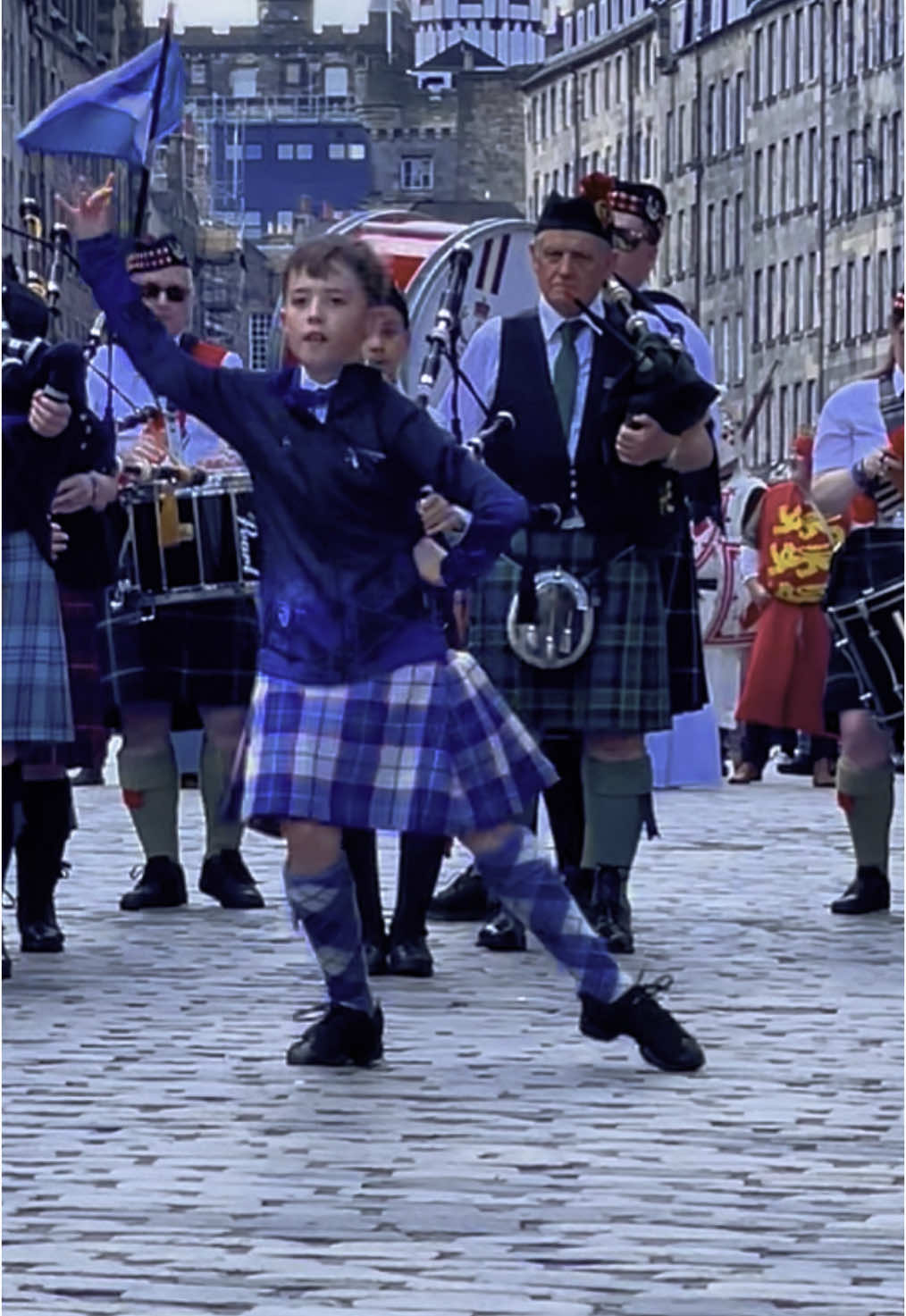 little boy dancing traditional Scottish dance 💙 #tartanparade #tartanparadescotland #edinburgh #scottishtraditionalmusic #scottishdancing #scottishdancer #bagpipes #scottishkilt 