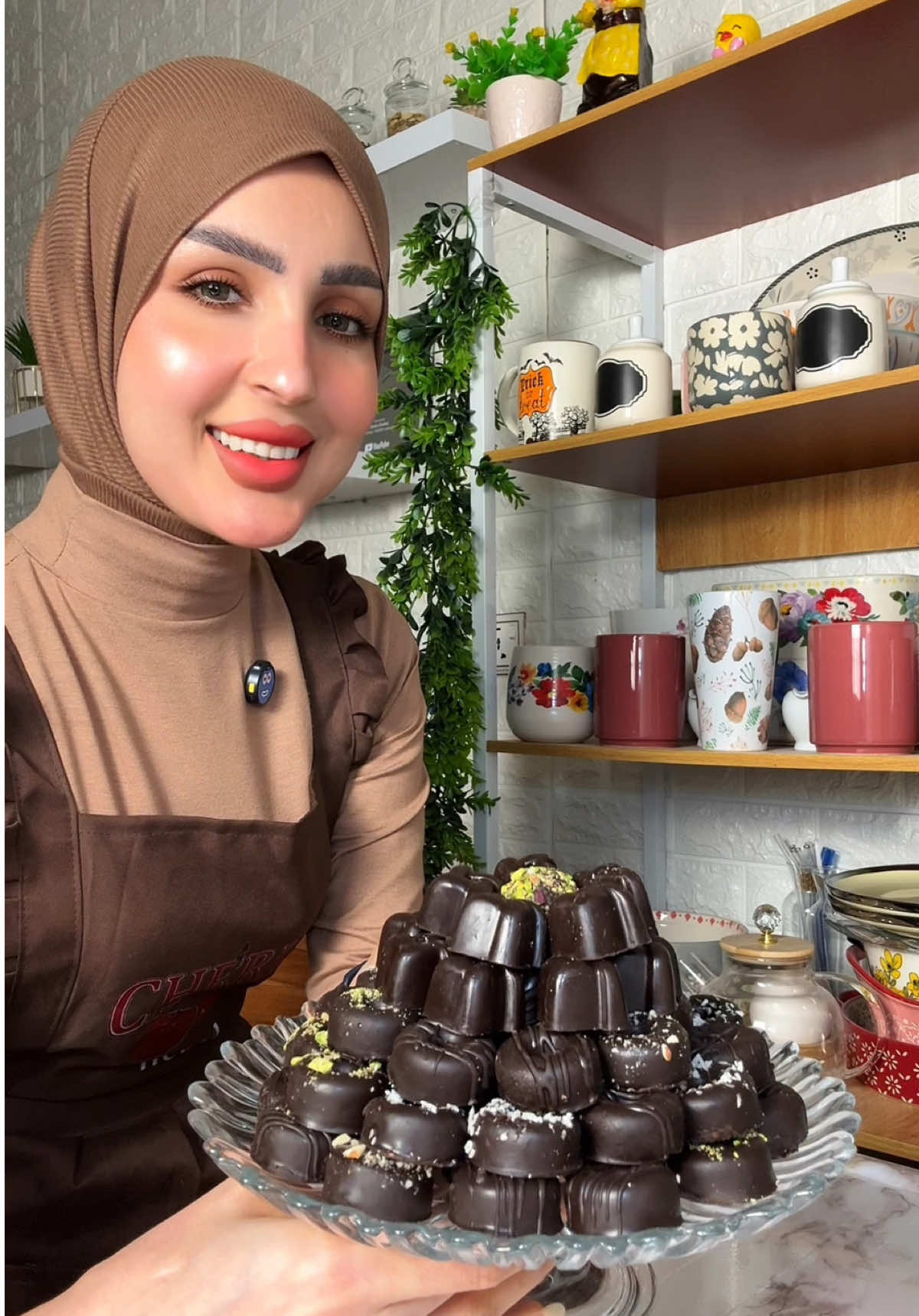 اطيب حلى صحي راح اجربوا .😍🩵✨ اطيب حلى صحي راح اجربوا .😍🩵✨ المكونات .. تمر بدون نوى 400 غرام ( ملاحظة الكميات حسب الرغبة ) فستق الفول السوداني ( يكون محمص ) كوب 1 مبروش جوز الهند ( نص كوب ) زبدة الفول السوداني ملعقة كبيره ( ممكن استبدالها ب 2 ملعقة كبيره ( راشي )  كاكاو باودر خام ( نصف ملعقة كبيرة )  قرفة ملعقة صغيرة .🩵 __________ شوكولا داكنة ( 230 غرام )  #طبخ #اطبخ_علي_تيك_توك #طبخات_تيك_توك #اكسبلور #العراق 