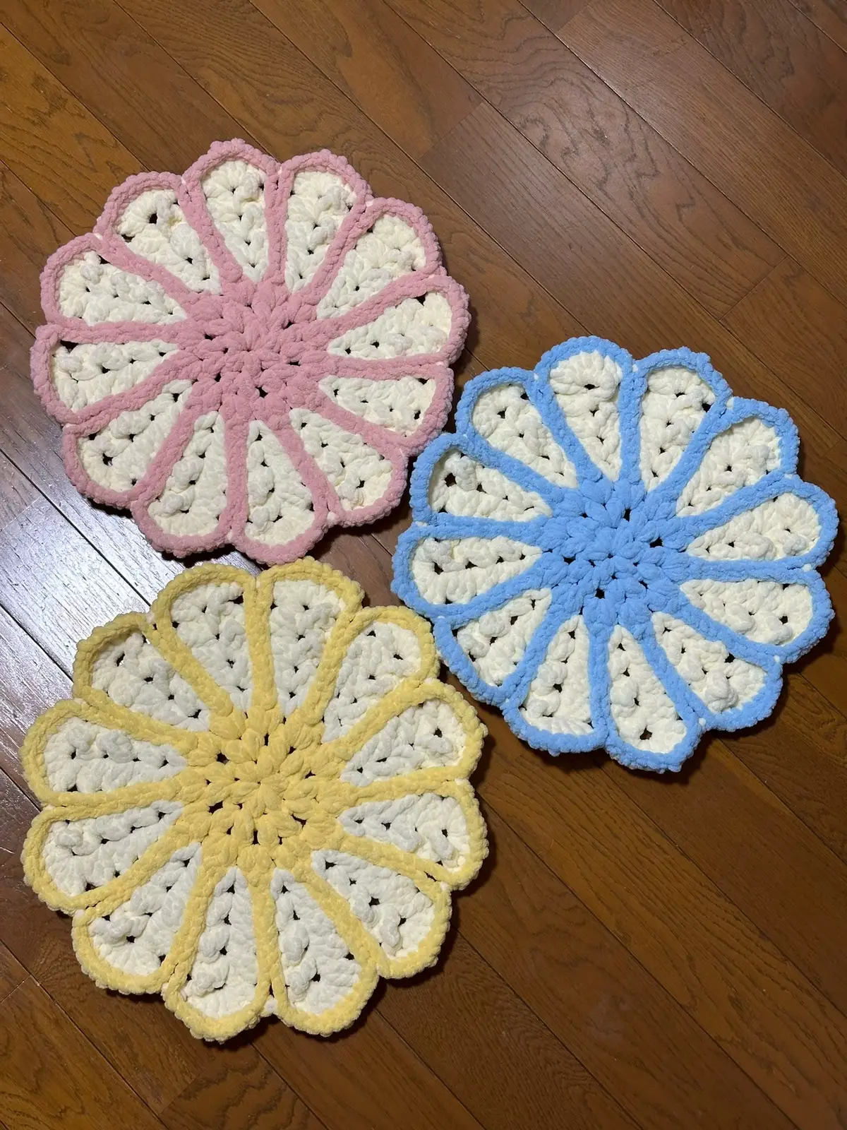 今年の母の日は円座をプレゼント🎁💐 いつもありがとう❣️ 毛糸はダイソーのブランケットヤーンを使用🧶 全色買ったから他の色でも編みたい🎵 #編み物 #かぎ針編み #ハンドメイド #円座 #座布団 #ラグマット #ブランケットヤーン #ダイソー #手編み #編み物のある生活 #編み物好きと繋がりたい #母の日 #母の日プレゼント #プレゼント #knitting #crochet #handmade #happymothersday 
