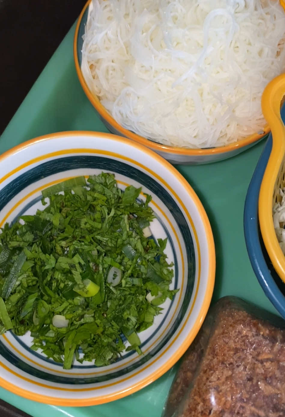 Judulnya soto cemplang cemplung, daging ayamnya dimasak bareng kuah jd gausah disuwir2. Apalagi cekernya beuhhh jd soft banget😭 #sotosimple #soto #food #Foodie #mukbang #yummy #foodtiktok #masakanrumahan #Recipe #sederhana 