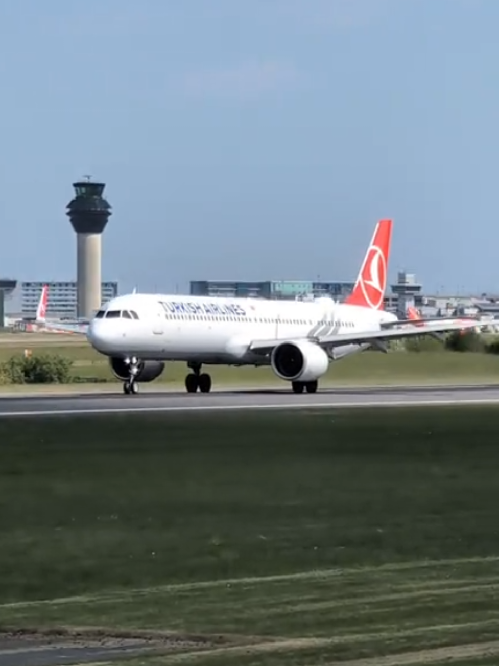 Turkish Airlines Airbus A321neo departing Runway 23L bound for Istanbul, Turkey 🇹🇷 @Turkish Airlines  #planespotting #manchesterairport #fyp #viralvideos #airbus #aviation #turkish 