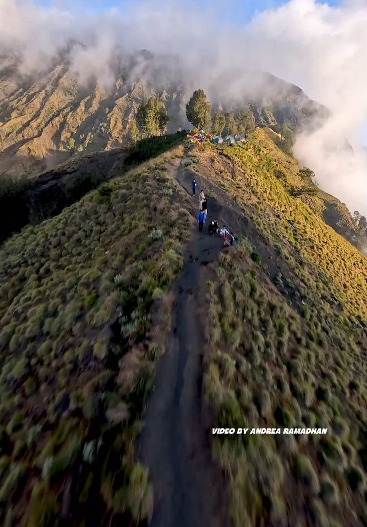 salah satu tempat terindah di bumi Pelawangan, Gunung Rinjani