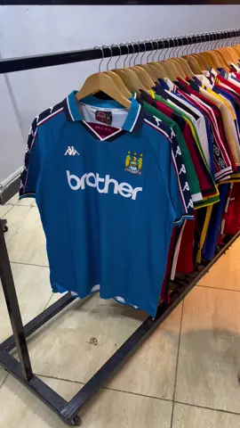 Retro kits available  Ksh 2000 Location :NAIROBI HISON PLAZA (Biashara street) first floor shop (110) #retrokits #football #cfc #footballkits #jerseysnairobi #fyp #arsenalretro #manchesterunited 