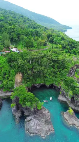 Gua Sarang di Sabang dijuluki “The Hobbit House-nya Indonesia” karena letaknya tersembunyi di balik tebing karst dan laut biru jernih. Aksesnya menantang, tapi pemandangannya luar biasa! Jadi, kapan kalian mau ke sini?  Cr/IG: allbasyir_ 📍 Gua Sarang, Pulau Weh – Aceh #PesonaIndonesia #DiIndonesiaAja #ExploreSabang 