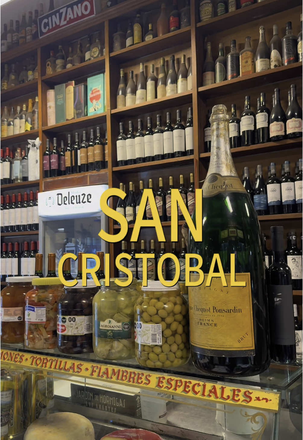 BARRIO 31/48 🇦🇷 Estoy recorriendo los 48 barrios de CABA yendo a comer a un bodegón de cada barrio. 48 BARRIOS, 48 BODEGONES. Esta vez tocó📍SAN CRISTOBAL. La canción que suena es “San Cristóbal” interpretada por Charlo y la Orquesta Tipíca Francisco Canaro. Gran esquina histórica del barrio, punto de encuentro de los vecinos desde 1950. El elegido en San Cristóbal fue Rotisería Miramar (@rotiseriamiramar). San Cristóbal es un barrio histórico de Buenos Aires, surgido a fines del siglo XIX y desarrollado en torno a la parroquia que le da nombre. Ubicado entre Balvanera y Constitución, fue creciendo al ritmo del tendido del tranvía y el auge de las fábricas y conventillos que alojaban a inmigrantes recién llegados. Con el paso del tiempo, el barrio conservó su fisonomía urbana: calles angostas, pasajes, casas chorizo y edificios de época. Aunque no es de los barrios más conocidos, su historia está marcada por una vida barrial intensa, asociaciones vecinales, clubes sociales y cafés que fueron punto de encuentro para generaciones de porteños. 📍 Av. San Juan 1999, San Cristóbal, CABA 🇦🇷 ⭐️ 4,3/5 en Google (7.713 opiniones) 🕒 Todos los días de 8am a 2am. CONTAME EN COMENTARIOS CUAL ES TU BODEGON FAVORITO Y EN QUE BARRIO QUEDA 👇🏽 #48barrios #48bodegones #bodegon #comentino #buenosaires  #tango #flanmixto #sancristobal #rabodetoro #buseca 