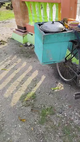 Mbah Jono nak tak tukoni seneng pol, aku Yo seneng soale pentol Mbah Jono murah.