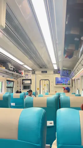 👱🏻‍♂️pov : lagi nge headseat di kereta🎧, rela ngelepas headseat cuma buat dengerin pemberitahuannya🤣 ada yang sama? #keretaapi #announcement #kai121 #pelanggan #fyp #sembrani #railfansindonesia 