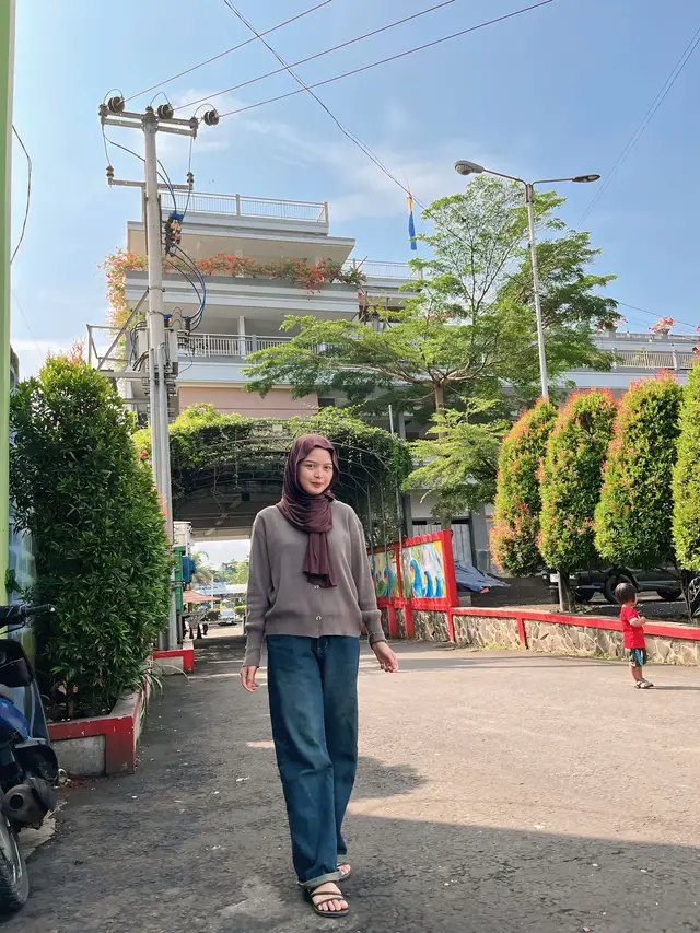 slide trkhir kebetulan ya😣btw jeans yang aku pke ada di snowcase aku ya)