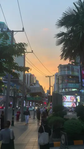 Walking down Sukhumvit road. #asok #thailand #bangkok #sukhumvit #sunset
