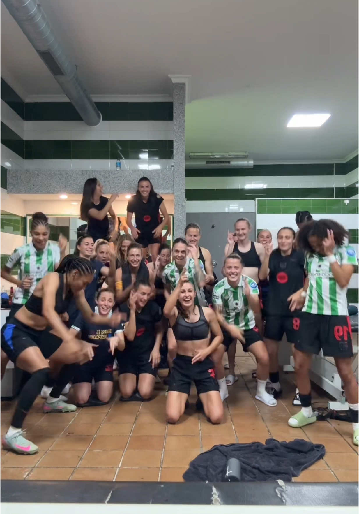 Risas, música y alegría: la fiesta del Barça Femenino tras ganar la Liga 🪩🍾 🎥 @janafernandez  #barçafemenino #laligaf #campeonas #deportesentiktok #tiktokfootballacademy 