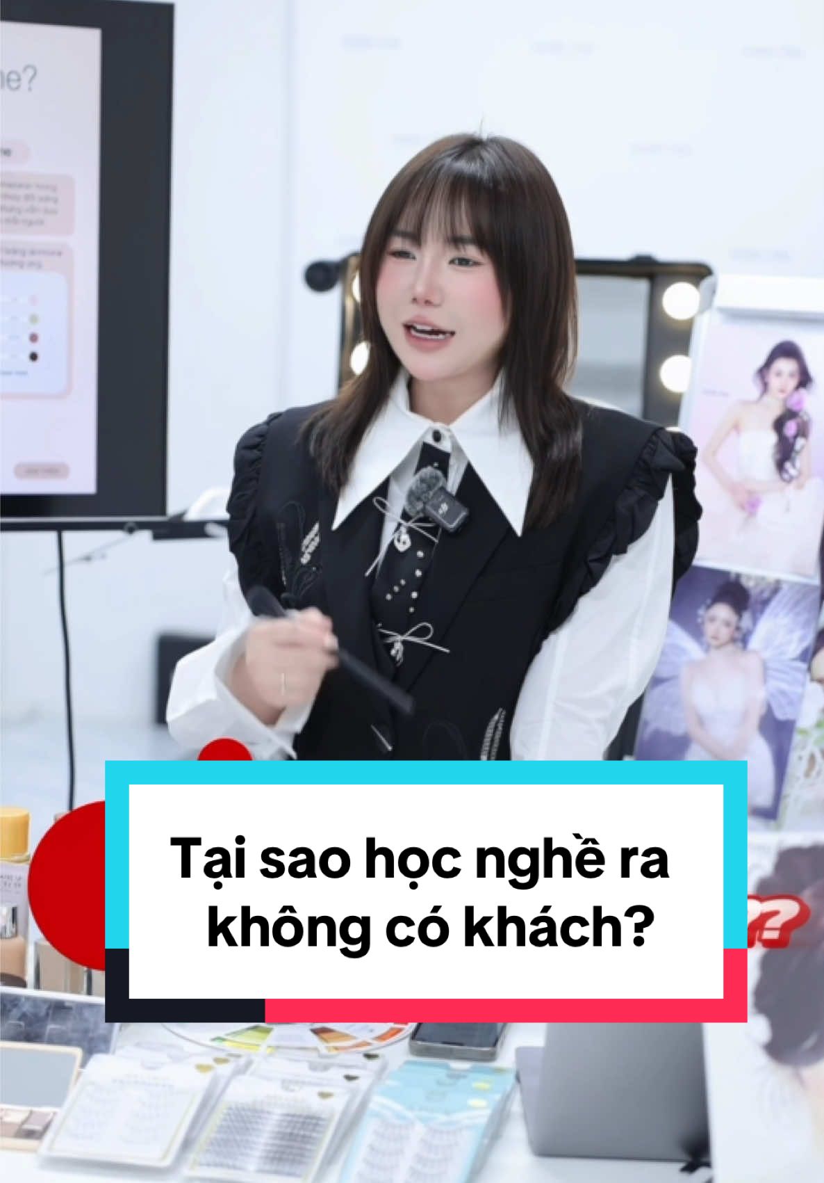 “Muốn khách hàng nhớ đến bạn, trước tiên bạn phải cho họ một lý do để dừng lại và nhìn bạn. Cô Hằng chia sẻ cách làm thương hiệu cá nhân: không chỉ là logo hay màu sắc — mà là cách bạn xuất hiện, cách bạn nói chuyện, và câu chuyện bạn kể mỗi ngày. Đừng chỉ làm nghề, hãy làm hình ảnh. Đừng chỉ bán sản phẩm, hãy để khách hàng *mê bạn trước rồi mới mê dịch vụ.” #XâyDựngThươngHiệu #LàmHìnhẢnh #ThuHútKháchHàng #CôHằngChiaSẻ #TikTokKinhDoanh”#HangThuMakeUpAcademy #MakeupHaNoi 